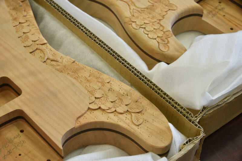 伝統工芸『軽井沢彫』×『桜モデル』が織りなす芸術的ギター | Deviser